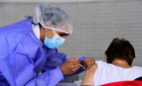 Diario HOY | Vacunan contra el Covid a mayores de 65 con terminaciones de cédula 2 a 5