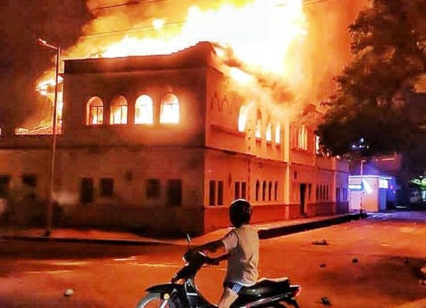 Crisis en Colombia: manifestantes incendiaron el Palacio de Justicia de Tuluá - ADN Digital