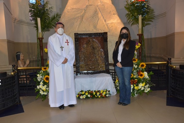 Ofrendan tallado de la Virgen de Caacupé a la Basílica, hecho por una persona privada de libertad | .::Agencia IP::.
