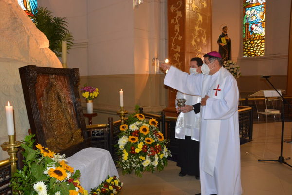 Hombre privado de libertad talla imagen de Virgen de Caacupé y la ofrenda a la Basílica | Ñanduti