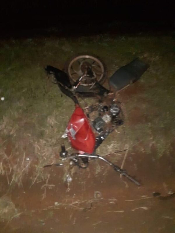 Una familia que iba a bordo de una motocicleta falleció tras ser embestida por un automóvil | Ñanduti