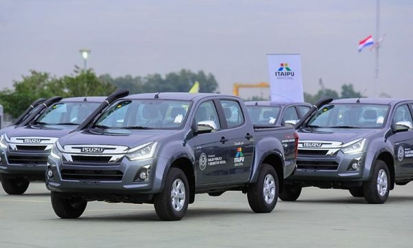 Itaipu entrega 20 camionetas al Ministerio de Salud