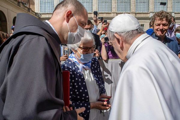 El papa besa el número tatuado en el brazo a una sobreviviente del Holocausto - Mundo - ABC Color