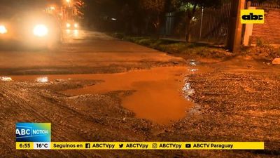 Profundo bache “se tragó” camión de caudales en San Lorenzo - ABC Noticias - ABC Color