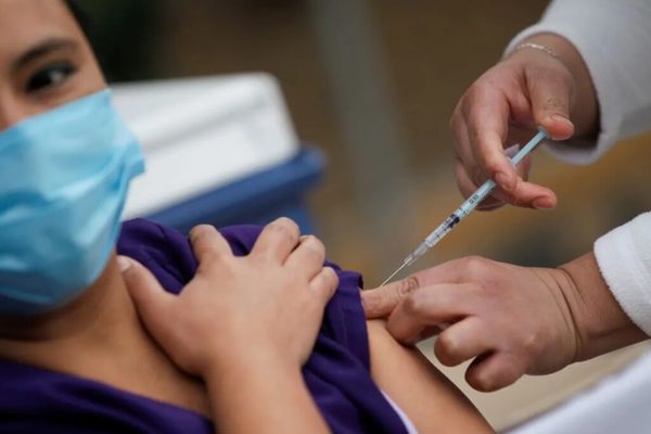 La mitad de adultos en Estados Unidos ya están completamente vacunados contra el covid-19