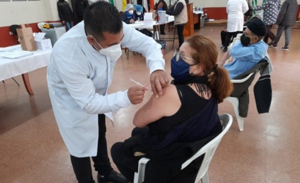 Vacunan a casi mil adultos mayores en reanudación en Alto Paraná