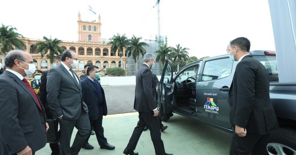 La Nación / Con fondos de gastos sociales, Itaipú entrega 20 lujosas camionetas a Salud