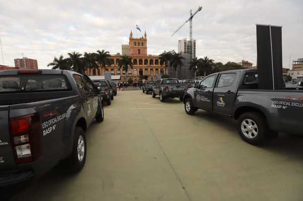 Itaipú entregó camionetas al Ministerio de Salud a fin de fortalecer logística del Plan de Vacunación domiciliaria