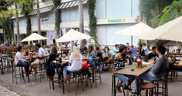 La Nación / Volver a poner restricciones es seguir hundiendo más al formal, dice referente gastronómica