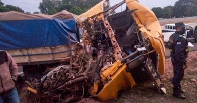 La Nación / Una madre y su pequeño hijo pierden la vida en un choque