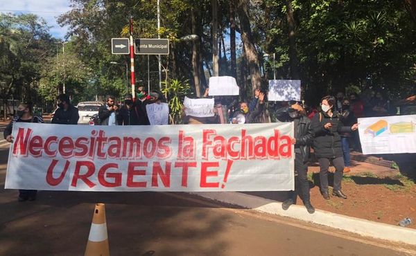 CDE: Protestan contra concejales que se oponen a mejoras en el mercado - ABC en el Este - ABC Color