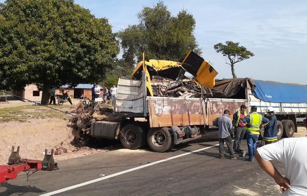 Madre e hijo pierden la vida en violento choque