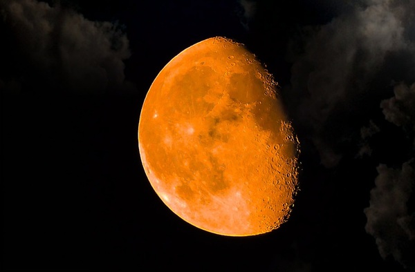 Amantes de la astronomía observaron la Superluna roja y eclipse lunar total en el Pacífico