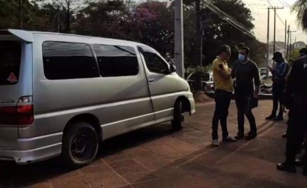 Delincuentes armados asaltan a pareja de comerciantes