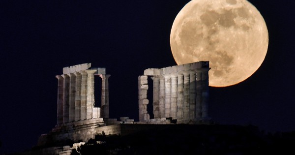 La Nación / La “Super Luna Roja” deslumbró a los habitantes del Pacífico