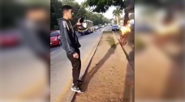 Diario HOY | VIDEO | Molesto tras recibir multa de la Caminera, decidió prenderle fuego a su moto