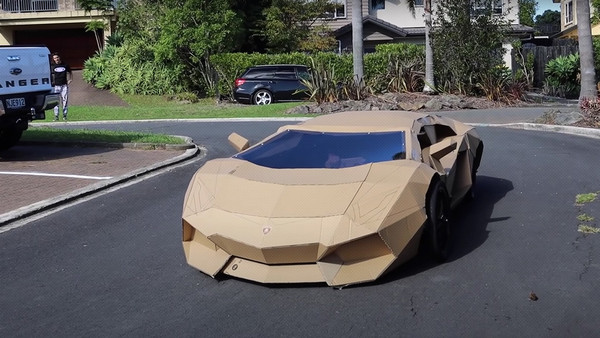 ¡Por 10.000$! Logró vender su Lamborghini de cartón