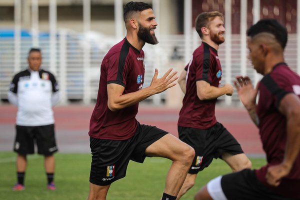 Futbolistas venezolanos recibieron primera dosis de vacunas donadas