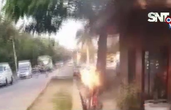 Prefirió quemar su moto antes que ser multado - SNT
