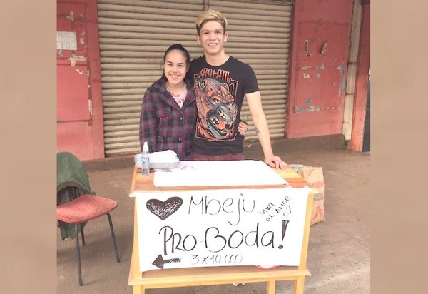 Crónica / Pareja se va a casar ¡gracias al mbeju!