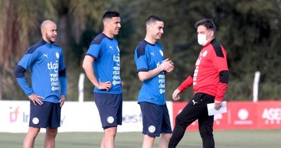 La Nación / Albirroja con ropaje europeo en Ypané