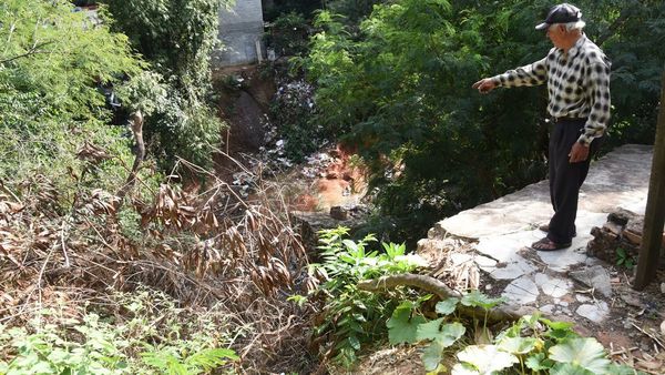 Peligrosa espera: Obras en áreas de  desmoronamientos no arrancan