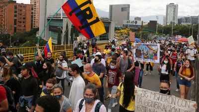Colombianos mantienen presión con nueva protesta