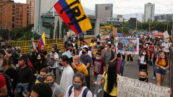 Colombianos mantienen presión con nueva protesta