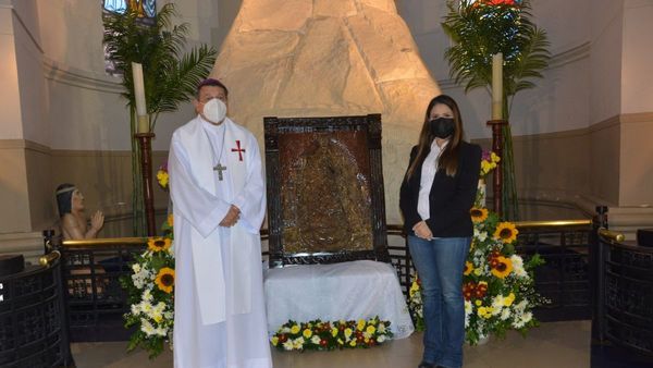Obra tallada por interno es donada a Basílica de Caacupé