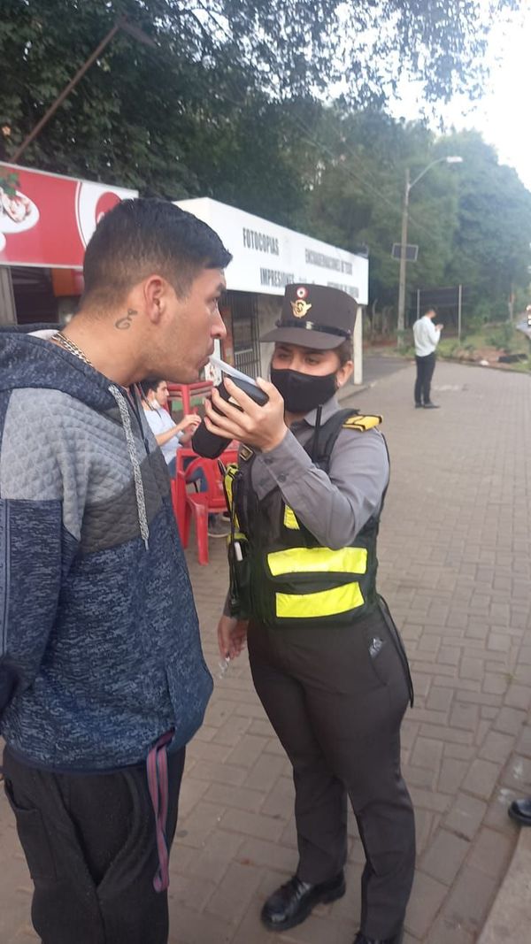 Motociclista ebrio quema su motocicleta tras multa de la Patrulla Caminera - Nacionales - ABC Color