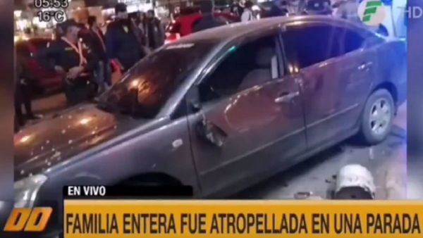 Familia fue atropellada mientras esperaba en una parada de buses