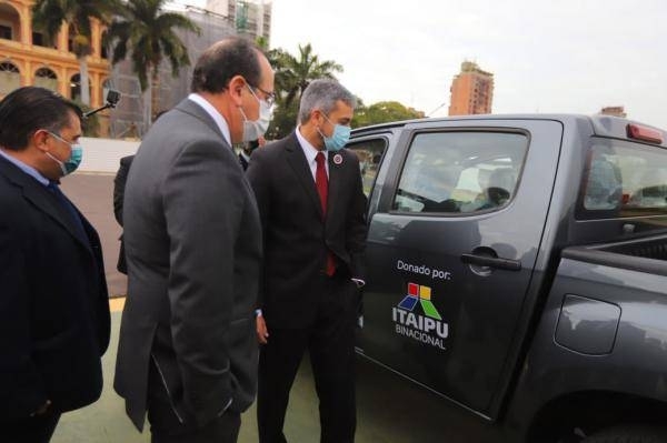 Diario HOY | Entrega de camionetas a Salud: “No tenemos ni guantes”, dice jefa de UTI