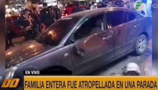 FAMILIA FUE ATROPELLADA MIENTRAS ESPERABA EN UNA PARADA DE BUSES