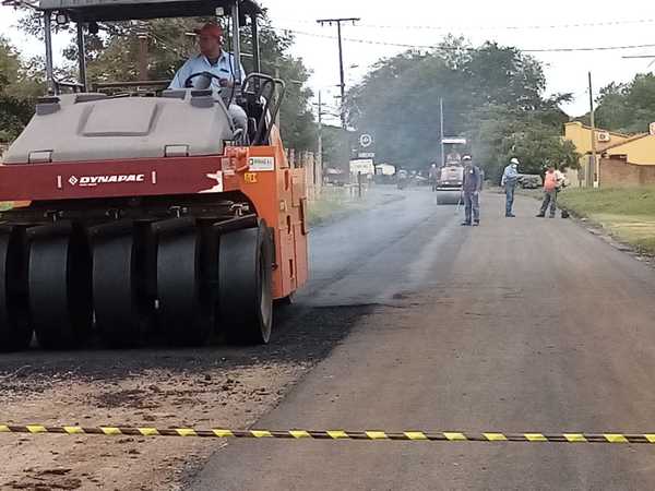 Prosigue asfaltado de calle después de reclamos | Radio Regional 660 AM