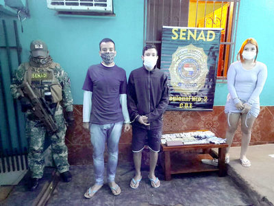 Detienen a tres distribuidores de drogas tras allanamiento