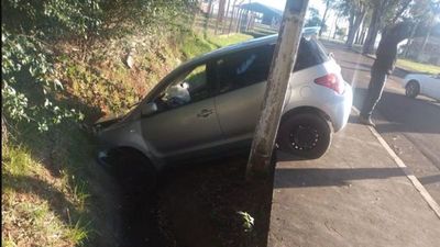 Mujer que aprendía a manejar terminó en un desagüe