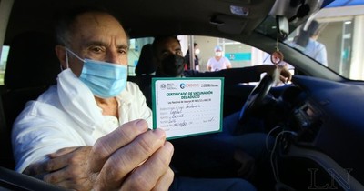 La Nación / Evaluarán extender vacunación para adultos mayores de 62 años