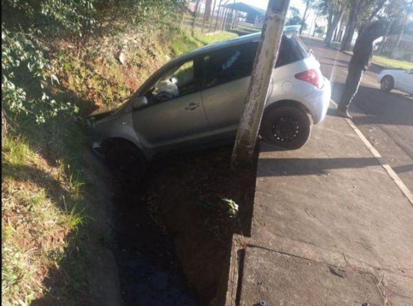 Villarrica: Mujer que aprendía a manejar terminó en un desagüe