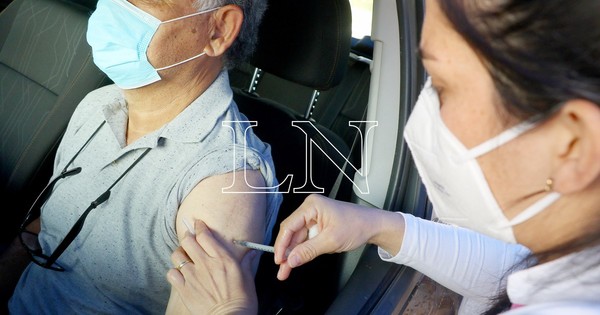 La Nación / Viceministro destaca que solamente con las vacunas se puede vencer a la pandemia