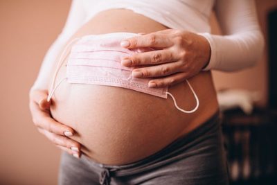 Estudio revela que bebés nacidos de mujeres que contrajeron covid-19 son tan saludables como cualquier otro bebé