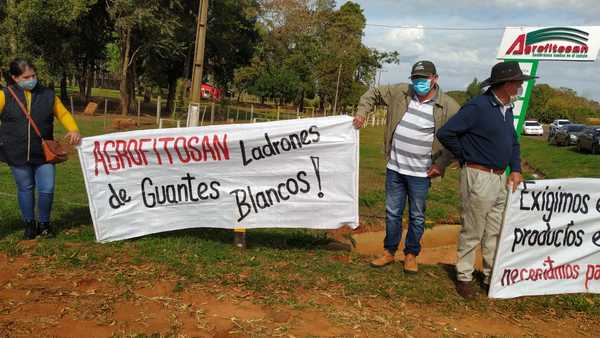 Productores se manifiestan en contra de empresa que los estafó - Noticiero Paraguay