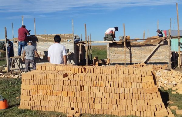 Ministerio reactiva la construcción de 42 viviendas sociales en Caazapá | .::Agencia IP::.