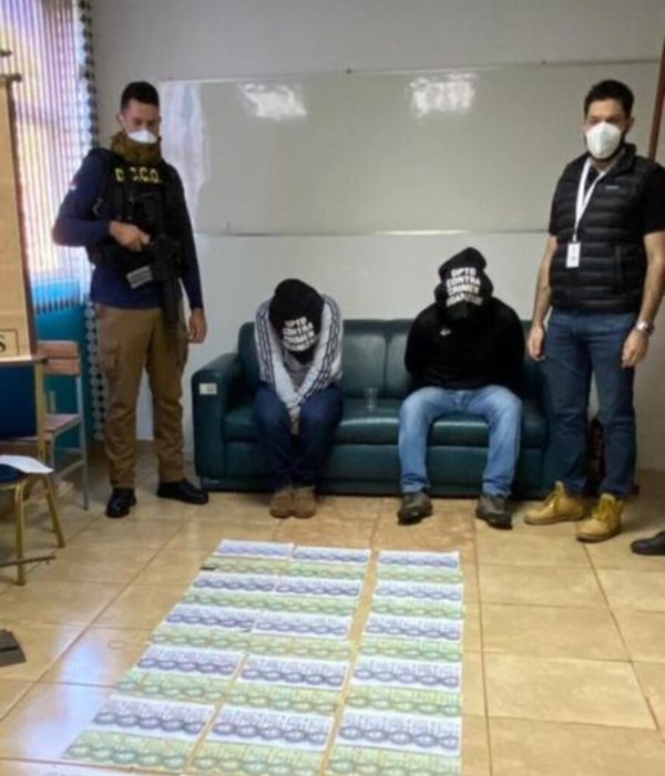 Itapúa: detienen «in fraganti» a agentes de la SENAD coimeando | OnLivePy