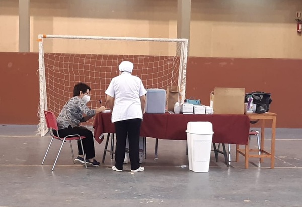 Muy escaso movimiento de personas en vacunatorio anti-COVID de Fernando de la Mora