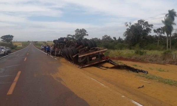 Camión cargado con maíz vuelca al evitar embestir contra vehículo