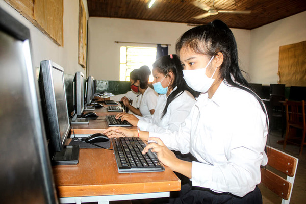 Municipalidad entregó equipos informáticos al Colegio Uj’e Lhavos