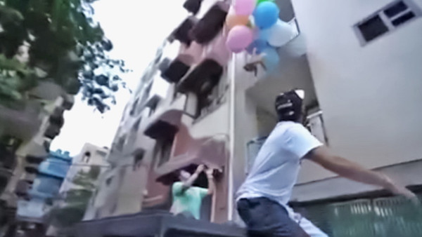 Arrestan a youtuber en la India por grabar vuelo de su perrita amarrada a globos