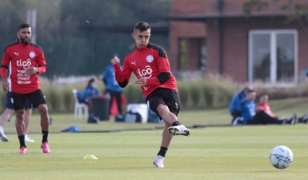 La Albirroja entrena con 20 jugadores