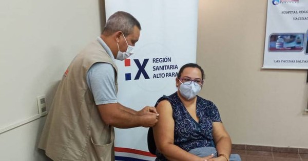 La Nación / Evaluarán extender vacunación a adultos