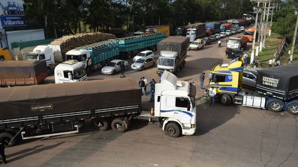 Camioneros cierran ruta para exigir que se cumpla acuerdo